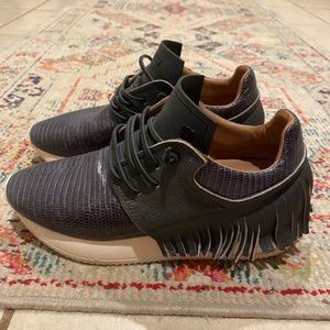 Sculpthouse Esseutesse Gray Leather Sneaker